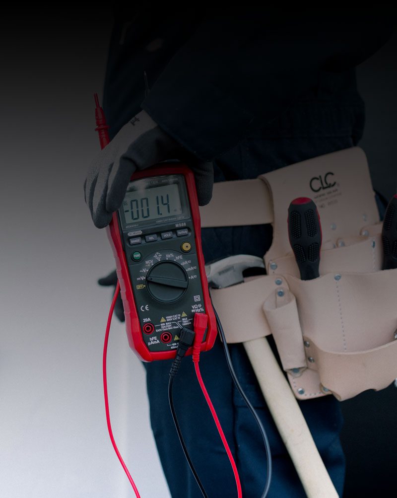 Elektriker mit Messgerät